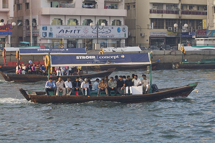 Die Boote bringen Arbeiter zu ihrem Ziel oder fahren Touristen zum Sightseeing auf dem Fluss entlang