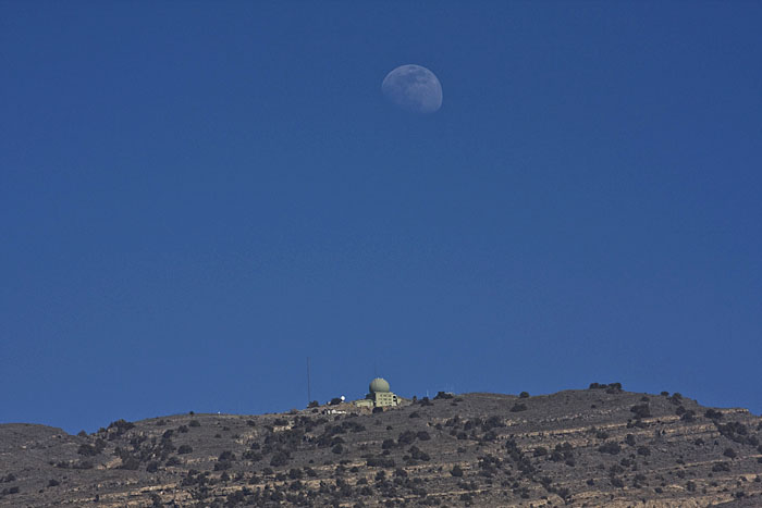 Mond über Radarkuppel