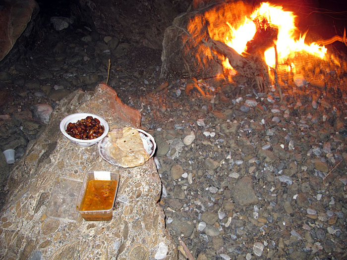 Es gibt frisch gebackenes Fladenbrot, Hühnchen in einer scharfen Soße und zum Nachtisch Datteln