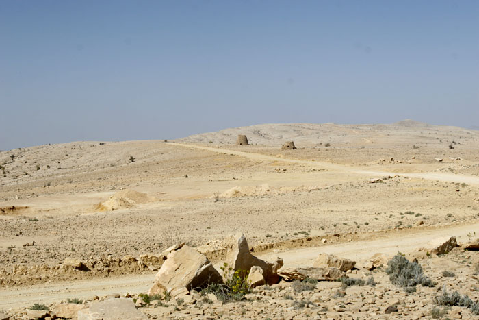 ... und und treffen auf ca. 1.200 m Höhe auf Grabtürme, die ca. 4.000 bis 4.500 Jahre alt sein sollen