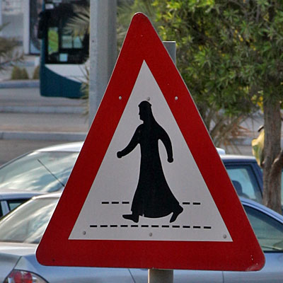 Etwas fremdartiges Verkehrszeichen
