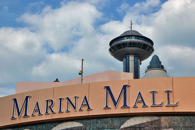 Marina Mall mit Aussichtsturm