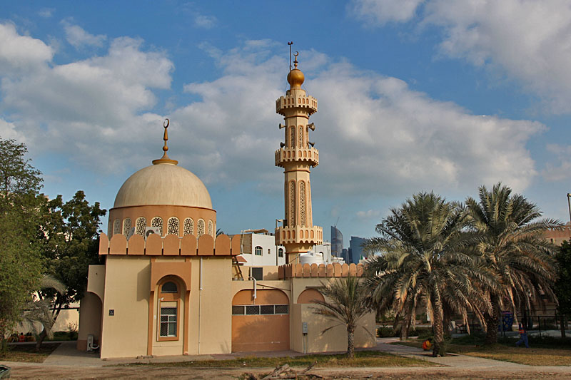 Kleine Moschee zwischen Wolkenkratzern