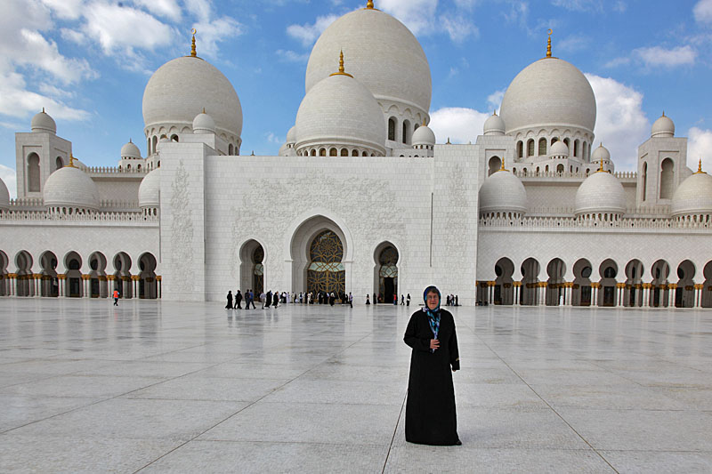 Vor dem Betreten der Moschee bekommen die Frauen lange Gewänder und ein Kopftuch
