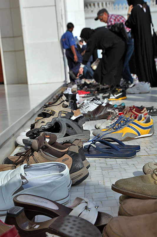 Schuhe ausziehen, bevor es auf die Teppiche geht