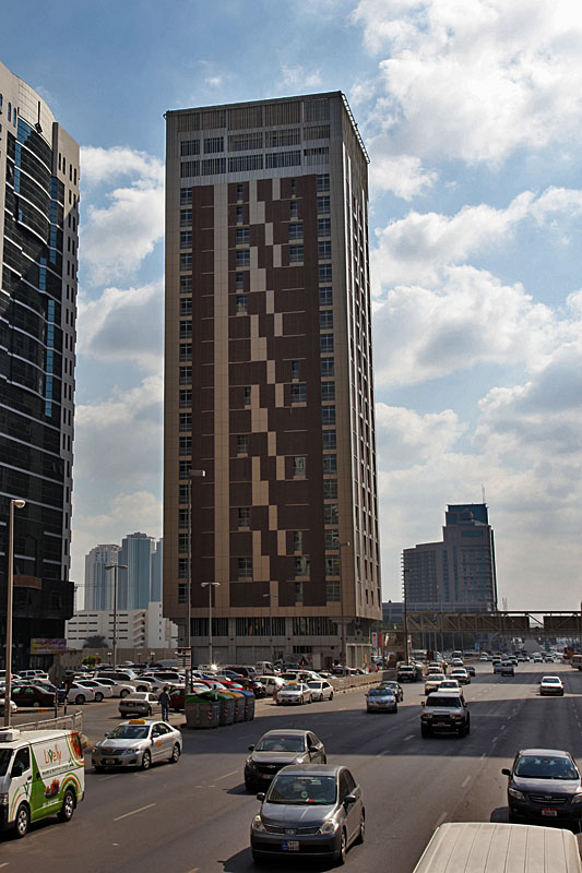 Unser Hotel in Abu Dhabi: Von außen etwas schmucklos, aber innen top!