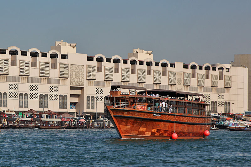 Auch größere "Dampfer" (oft Restaurants) fahren auf dem Stückchen Wasser