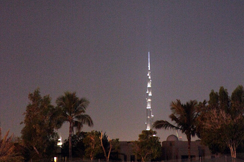 Der Burj Khalifa von weitem bei Nacht