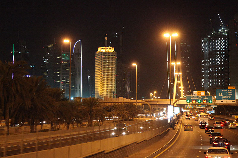 Fahrt durch das nächtliche Dubai