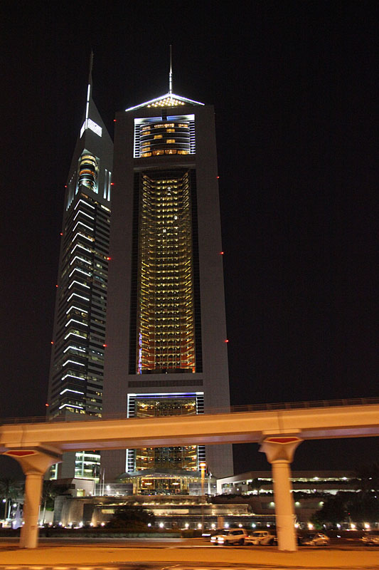 Fahrt durch das nächtliche Dubai