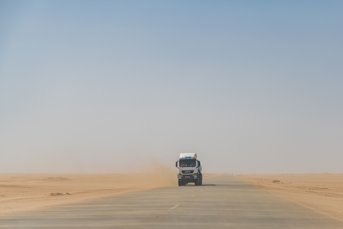 Zum Glück weht der Wind den vom LKW aufgewirbelten Sand von uns weg