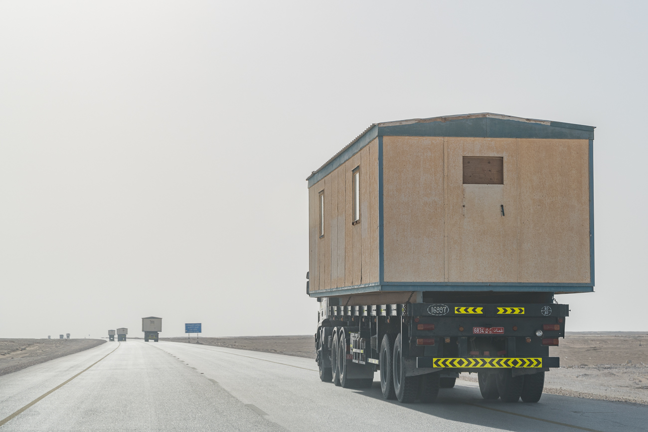 Wir überholen zig LKW mit Baracken auf der Strecke nach Salalah