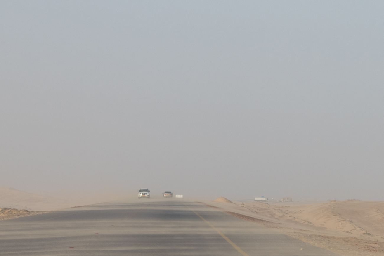 Der Wind fegt den Sand über die Straße