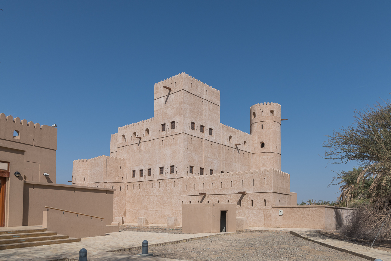 Das Al Mansur Castle haben wir zufällig gefunden. Es liegt im Wilayat Ar Rustaq, in der Al Batinah Region. Das Fort ist einige Jahrhunderte alt und gehört zu den eher weniger bekannten Burgen im Oman