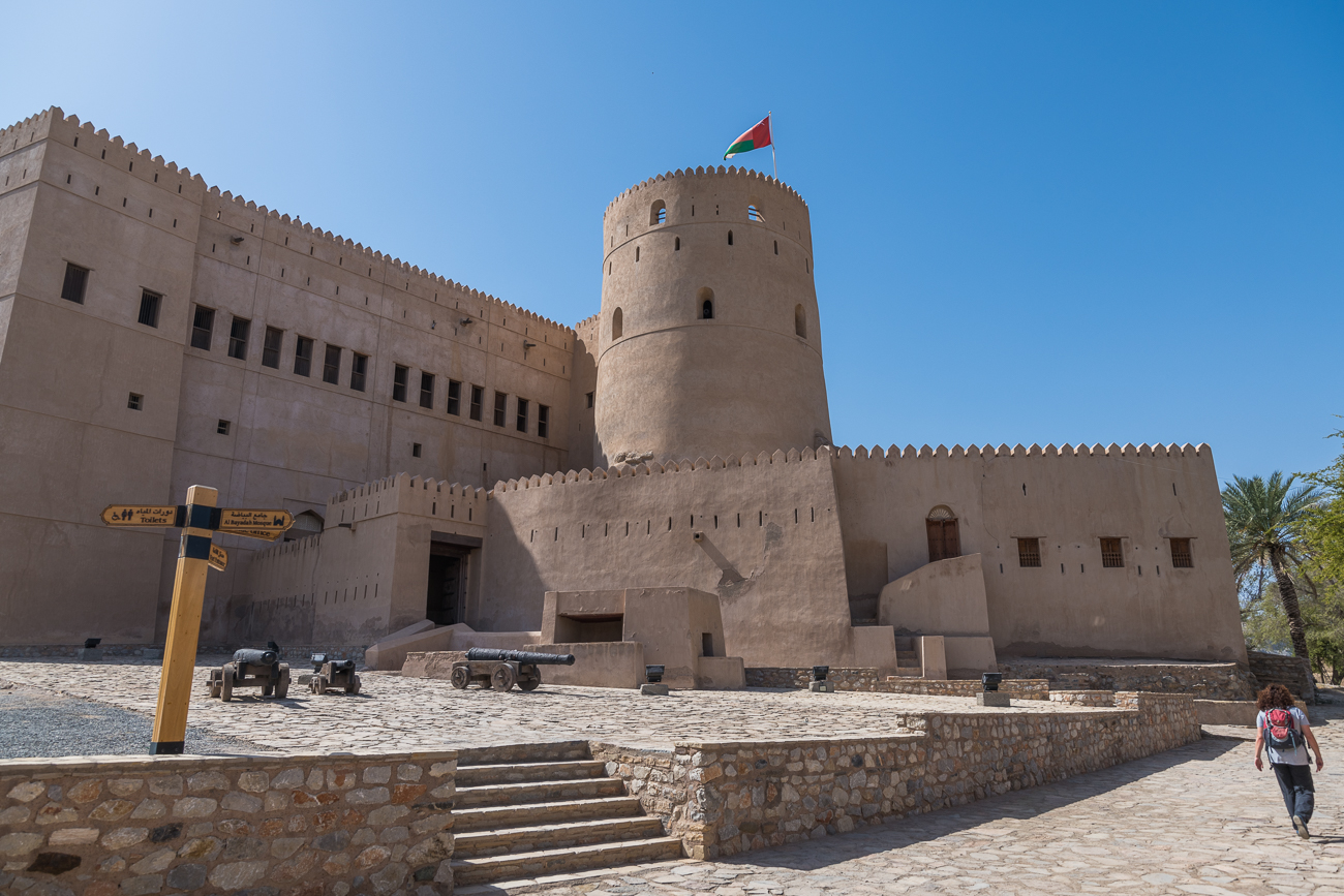 Rustaq war früher eine bedeutende Stadt im Oman, wegen seiner strategischen Lage zwischen der Küste und den Bergen. Deshalb ist die Festung in Rustaq eine der größten des Landes. Es ist auch eines der ältesten Forts im Oman, das in seiner Geschichte mehrmals erweitert wurde