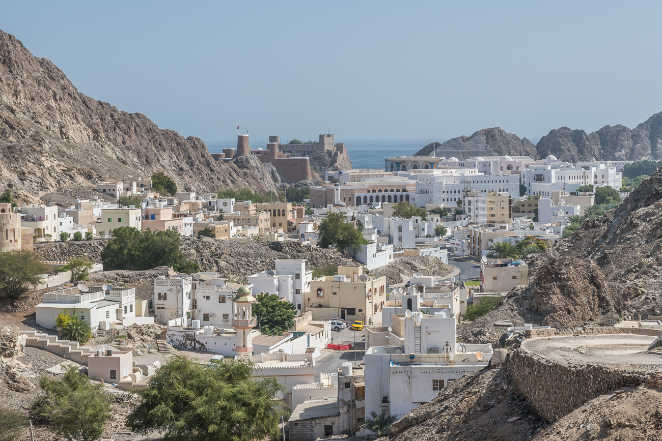 Von hier aus zu sehen ist das Al Mirani Fort und das Jalali Fort. Zusammen waren sie einst Teil der Stadtmauer und bewachten Old Muscat und dessen Hafen