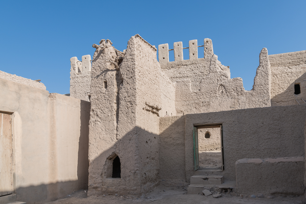 Harat Al Bilad im Wilayat von Manah ist eines der größten archäologischen Viertel im Oman. Es enthält 376 Häuser und fast 250 Brunnen aus neun Jahrhunderten.

Der Gelehrte, Scheich Nejad bin Ibrahim, gehörte zu den ersten, die sich in Harat Al Bilad niederließen und 470 in Hijri das Al Yamania Viertel gründeten. Harat Al Bilad wurde mit mehreren Namen erwähnt, wie z.B. "Manah Fortress" und "Fortress of bin Nejad". Es war der Sitz einer aktiven wissenschaftlichen Bewegung und wo viele Bücher und Fiqh-Enzyklopädien kopiert wurden, sagte der historische Forscher Khalfan bin Salim Al Busaidi in seinem Buch Donations and Grants in the history of the people of Manah.