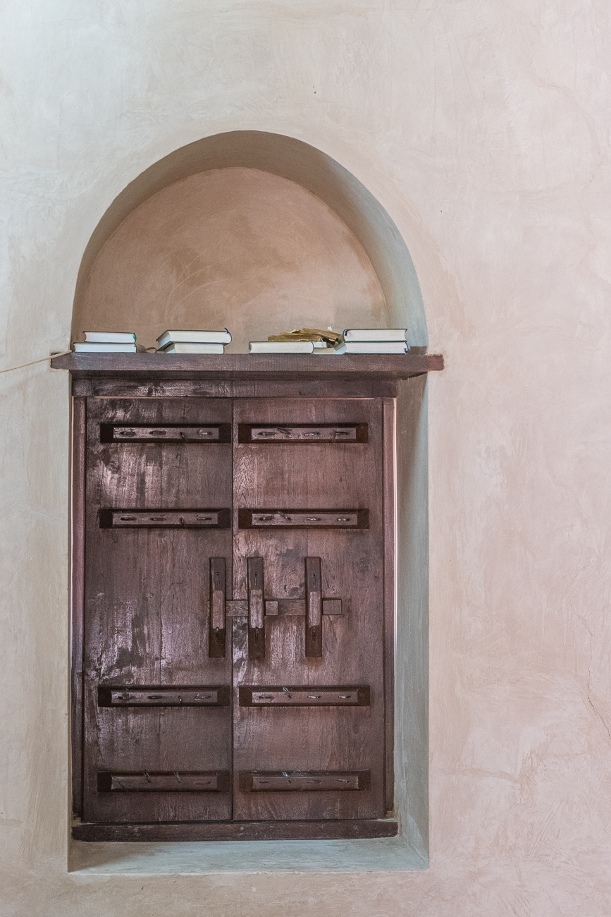 Fenster mit Koranablage in der Moschee