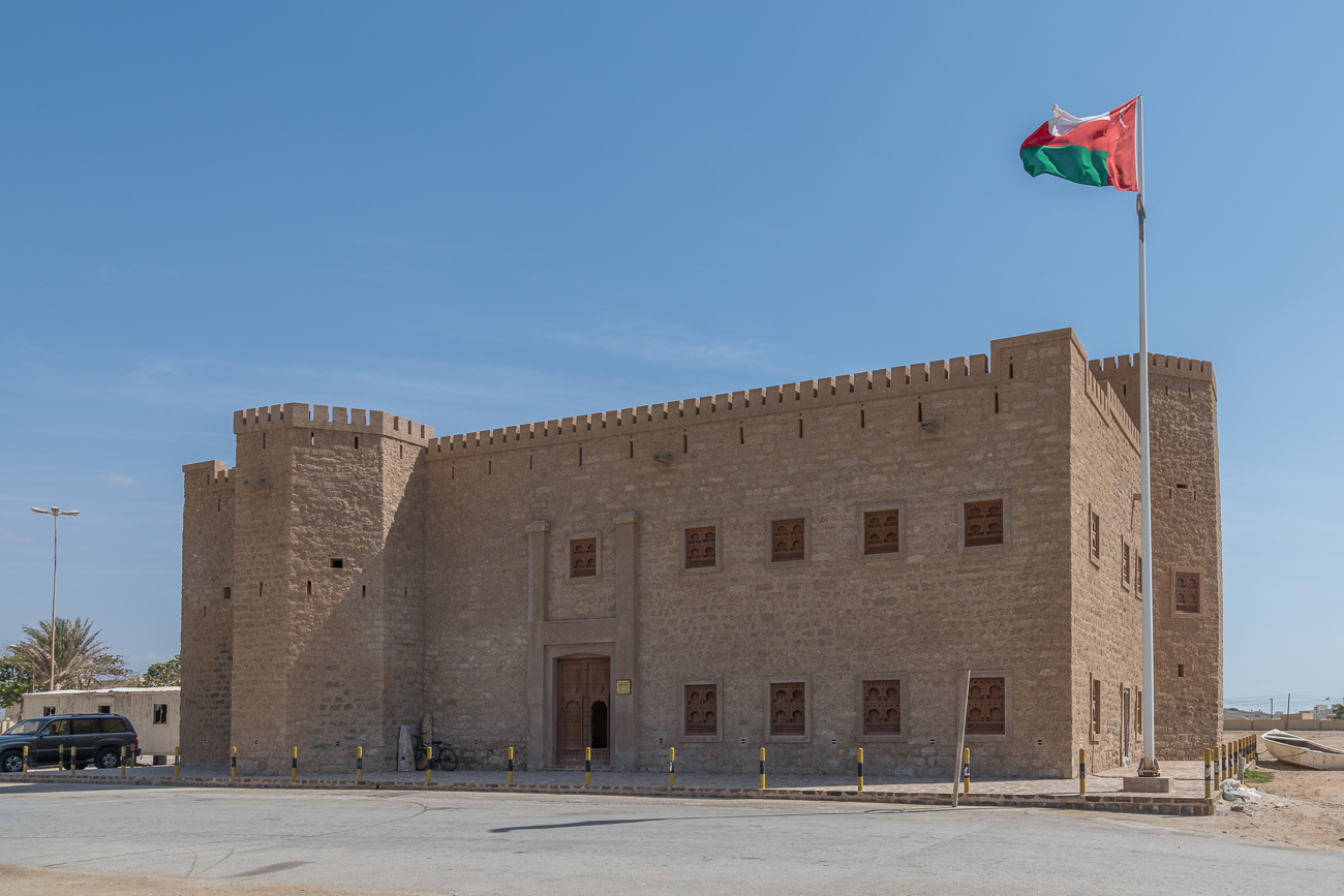Das Fort von Mirbat ähnelt dem von Taqa. Im Unterschied zu letzterem, das in den Außenmauern Schießscharten aufweist, hat das hiesige Fort kunstvoll gearbeitete Fenster