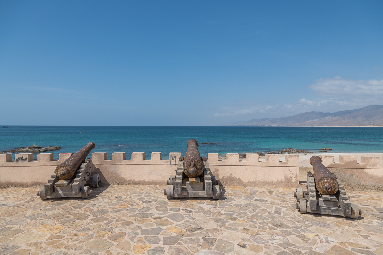 Das letzte Scharmützel war im Jahre 1972, hier wurde der Dhofar-Aufstand beendet. Angeblich soll dieses Gefecht die weltweit letzte Schlacht gewesen sein, in der ein Ort von einem Fort aus verteidigt wurde