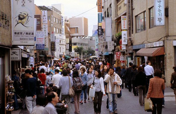 Erstes Getümmel in den Straßen von Seoul