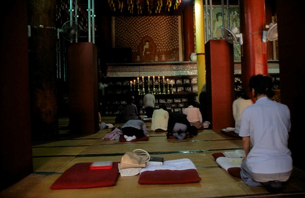Betende buddhistische Frauen