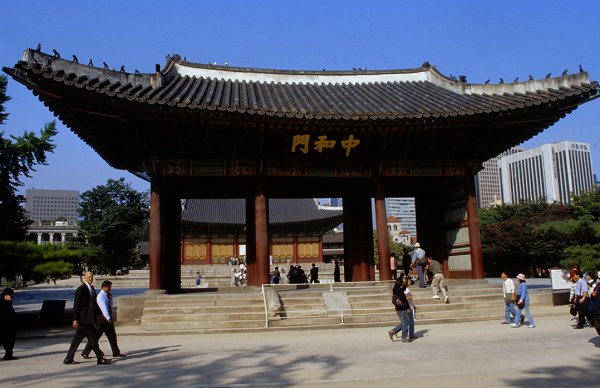 Zugangstor zum Junghwajeon, mit Geisterwächtern