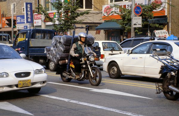 Vollgepackt durch den starken Verkehr ...