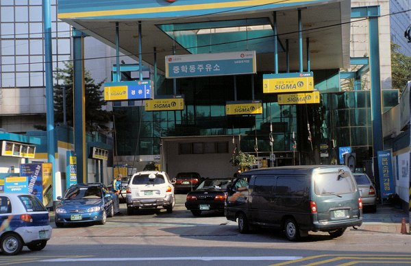 Tankstelle mit Zapfsäulen unter dem Dach