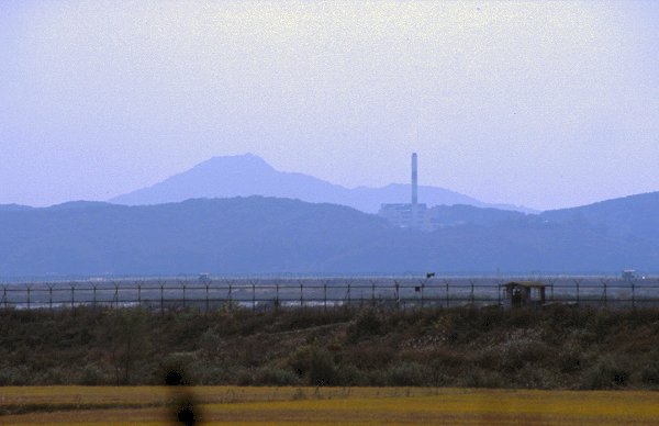 Am Horizont die nordkoreanische Propaganda-Stadt Kaesong