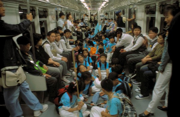 Kindergruppen sitzen in der Subway auf dem Boden