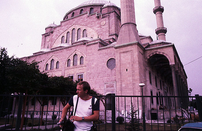 Olli vor einer Moschee in Eskişehir