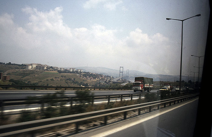 Blick aus dem Bus: Die Brücke über den Bosporus, dahinter ist Europa