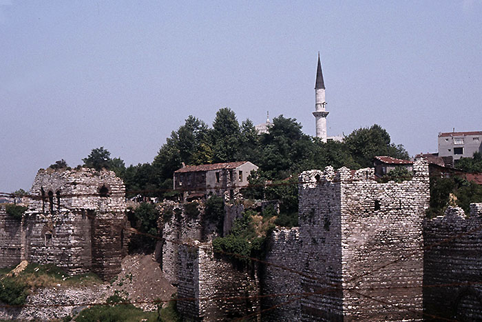 Alte Stadtmauer mit zerfallenen Wehrtürmen