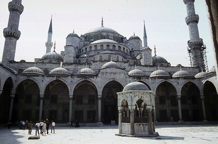 Im Innenhof der blauen Moschee