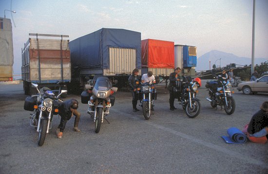 Ankunft in Patras: Aufrödeln des Gepäcks
