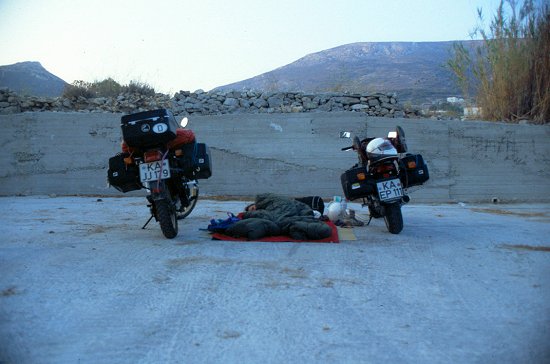 Mitten in der Nacht kommen wir auf Paros an und schlafen auf einer Baustelle