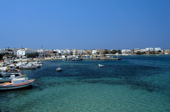 Blick vom Schiff auf den Hafen von Antiparos