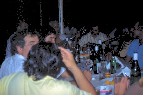 Unser Abschied auf dem Campingplatz fällt zufällig mit einem griechischen Fest zusammen