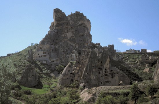 In diesem Felsen sind Wohnungen geschlagen worden, die heute aber nicht mehr bewohnt werden