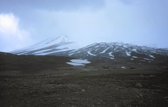 Der Vulkankegel versteckt sich hinter Wolken