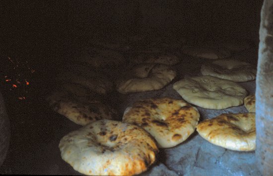 Die Großmutter war gerade beim Brot backen ...