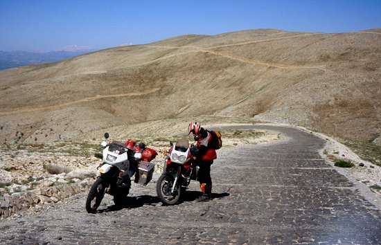 Auffahrt zum Nemrut Dağı auf grobem Pflaster