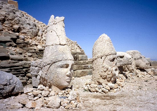 Einige der Köpfe, die von den Statuen gefallen sind