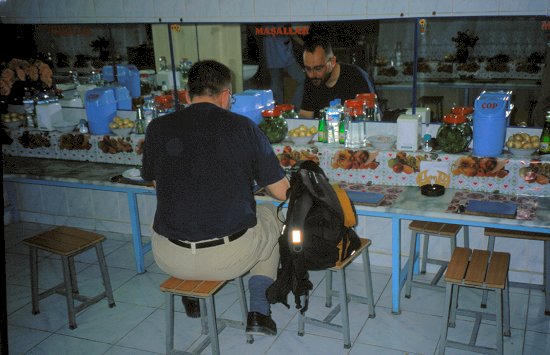 Ralf in einem typischen Imbiss in Şanlı Urfa