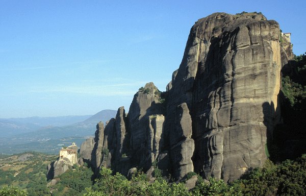 Die Klöster wurden (früher unerreichbar) auf den Spitzen der Felsen erbaut