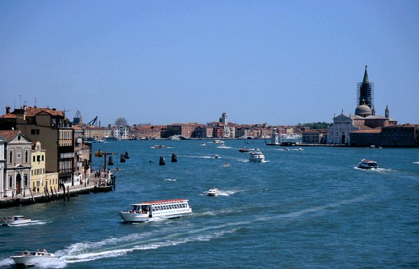 Die Fähre fährt "mitten" durch Venedig durch