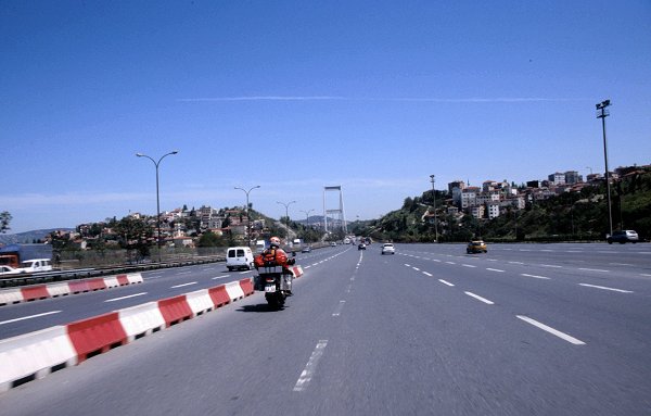 über die Fatih-Sultan-Mehmet Brücke fahren wir auf den anderen Kontinent hinüber