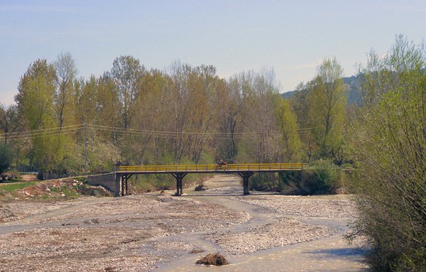 Ralf auf einer (Fußgänger-) Brücke