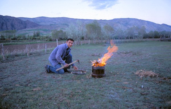 Während Mehmet das Feuer schürt, nimmt sein Kollege die Fische aus